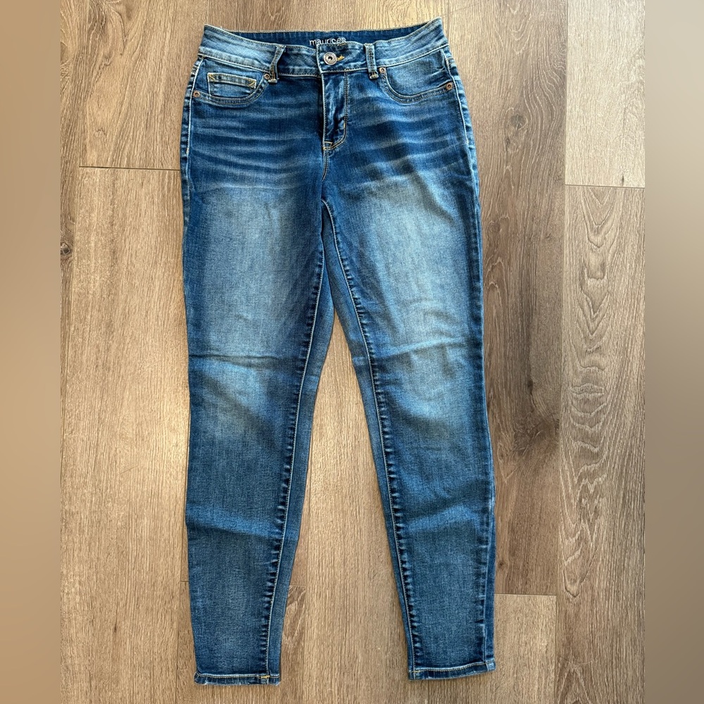 [SOLD] Maurices Mid Rise Medium Wash Jegging